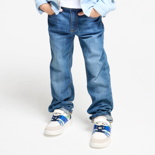 بنطلون جينز بقصة واسعة ومتين جدًا، باللون الأزرق للأولاد